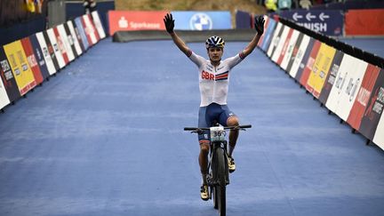 Le Britannique Thomas Pidcock&nbsp;à l'arrivée de l'épreuve de&nbsp;VTT cross-country lors des Championnats d'Europe à Munich, le 19 août 2022. (TOBIAS SCHWARZ / AFP)