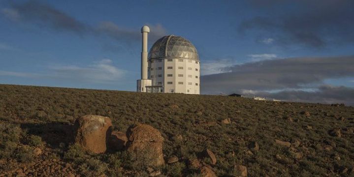 Télescope MeerLICHT, situé à 200 kilomètres du radiotélescope MeerKAT. (MUJAHID SAFODIEN / AFP)