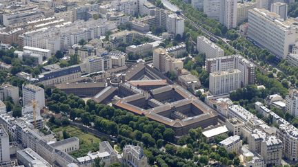 Vue a&eacute;rienne de la prison de la Sant&eacute; &agrave; Paris, le 20 juillet 2010. (BORIS HORVAT / AFP)