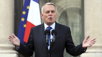 Jean-Marc Ayrault pr&eacute;sente le budget 2013 sur le perron de l'Elys&eacute;e, le 28 septembre 2012.&nbsp; (BERTRAND GUAY / AFP)