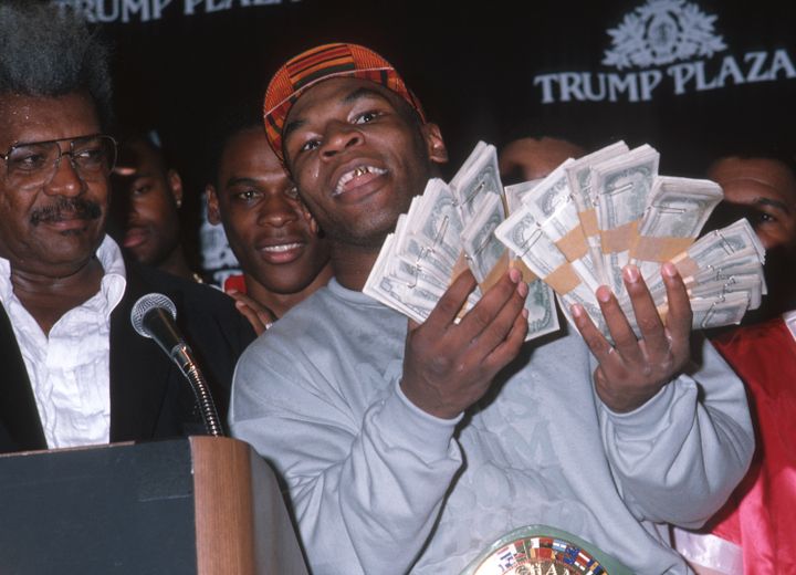 Le boxeur Mike Tyson fait étalage de sa fortune au Trump Plaza d'Atlantic City (Etats-Unis), le 21 juillet 1989 en marge d'un combat contre Carl Williams. (RON GALELLA, LTD. / RON GALELLA COLLECTION / GETTY IMAGES)