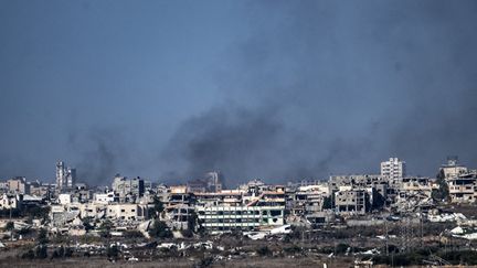 De la fumée s'échappe d'un quartier largement détruit de Gaza-Ville, dans le nord l'enclave palestinienne, le 17 décembre 2024. (MOSTAFA ALKHAROUF / ANADOLU / AFP)