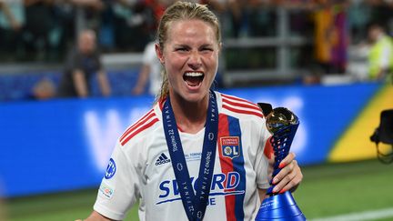 La milieue de terrain de l'Olympique Lyonnais Amandine Henry célèbre le sacre en Champions League, le 21 mai 2022. (FRANCK FIFE / AFP)