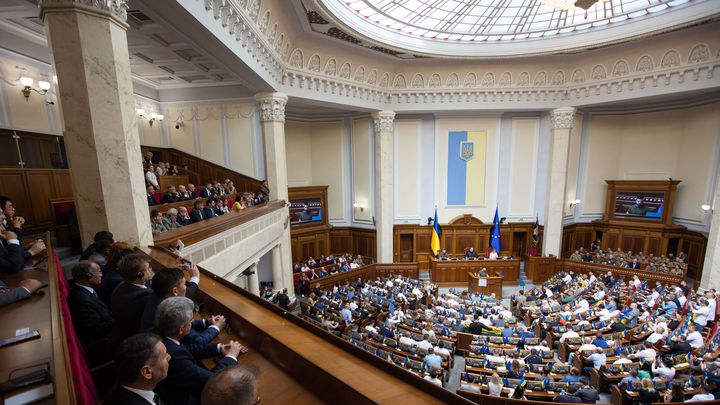 Volodymyr Zelensky s'adresse au Parlement à Kiev (Ukraine), le 28 juillet 2022, anniversaire de l'indépendance du pays. (UKRAINIAN PRESIDENTIAL PRESS OFF / MAXPPP)