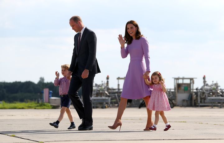 Le prince William et la duchesse Kate avec leurs enfants George et Charlotte, le 21 juillet 2017 à Hambourg (Allemange), lors d'une visite officielle. (CHRISTIAN CHARISIUS / DPA / AFP)