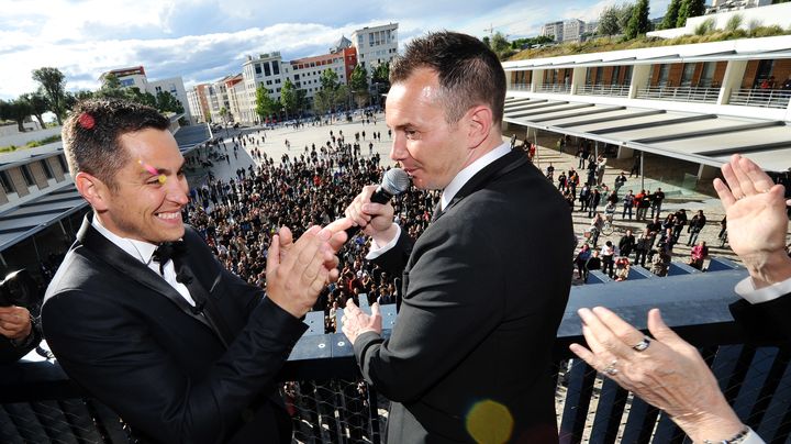 Vincent Autin et Bruno Boileau s'adressent &agrave; la foule apr&egrave;s leur mariage le 29 mai &agrave; Montpellier. (GERARD JULIEN / POOL)