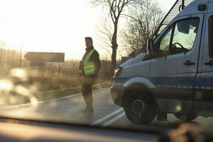 Na granicy z Białorusią, ustanowionej przez polski rząd "czerwona strefa", Niedostępny dla odwiedzających z zewnątrz i personelu pomocniczego.  Punkty kontrolne blokują dostęp.  (Mediolan Amin / Radio Francja)