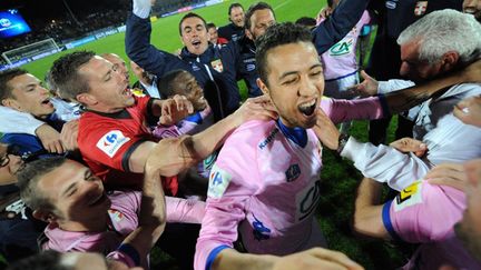 Les joueurs de l'ETG FC après leur qualification pour les demi-finale de Coupe de France (JEAN-PIERRE CLATOT / AFP)