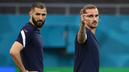 Karim Benzema et Antoine Griezmann lors de l'échauffement avant France-Suisse, le 27 juin 2021. (FRANCK FIFE / AFP)