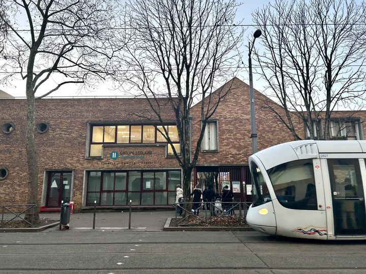 L'école élémentaire Nigritelle, devant laquelle s'est implanté un des gros points de deal du Tonkin, à Villeurbanne (Rhône), le 25 janvier 2024. (JULIETTE CAMPION / FRANCEINFO)