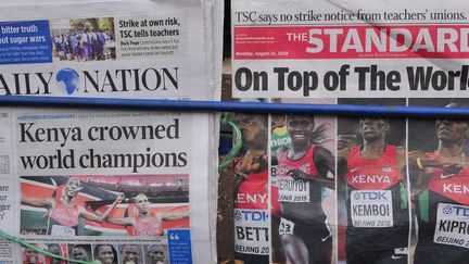 Les unes des médias kényans le 31 août 2015, après les mondiaux d'athlétisme de Pékin, en Chine, où le Kenya est arrivé en tête du tableau des médailles.  (AFP PHOTO / SIMON MAINA)