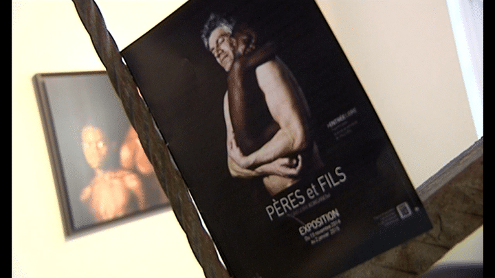 Affiche de l'exposition "Pères et fils" du photographe Grégoire Korganow
 (Capture d&#039;écran/Culturebox/France3)