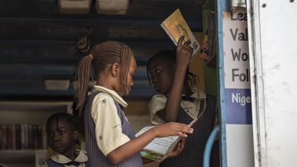 La bibliothèque itinérante "I read" sillonne les quartiers de Lagos, au Nigeria
 (STEFAN HEUNIS / AFP)