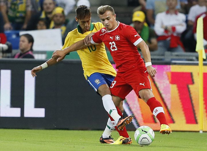 &nbsp; (Quand il ne porte pas le maillot du Bayern, Xherdan Shaqiri défend les couleurs de la Suisse, comme ici face au Brésil de Neymar © Reuters - Ruben Sprich)