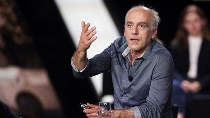 Philippe Poutou, candidat du NPA, sur le plateau de France 2 le 5 avril 2022 (THOMAS COEX / AFP)