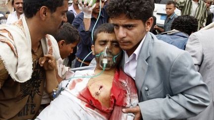 Un partisan d'un chef tribal en conflit avec le président Saleh, blessé dans des combats à Sanaa (01/06/11) (AFP / Ahmad Gharabli)