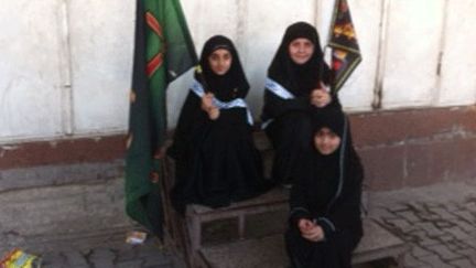 Ces fillettes participent à l'Achoura en brandissant les drapeaux d'Hussein. (FTV/Stéphane Dubun)