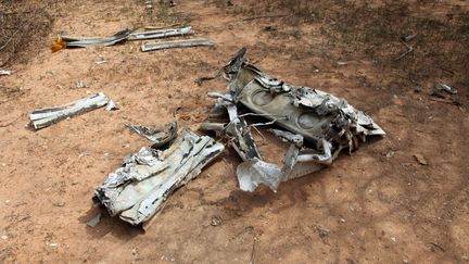 Un fragment de l'avion du vol&nbsp;AH5017 d'Air Alg&eacute;rie, le 1er ao&ucirc;t 2014 dans la r&eacute;gion de Gossi dans le Mali. (SEBASTIEN RIEUSSEC / AFP)