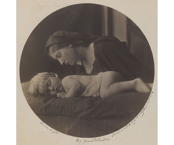 Julia Margaret Cameron, My Grandchild aged 2 years and 3 months, 1865, tirage albuminé (© The Royal Photographic Society Collection at the V&A, acquired with the generous assistance of the National Lottery Heritage Fund and Art Fund.)