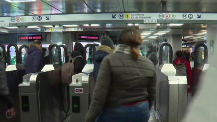 Il est encore très difficile de se déplacer dans les transports, mercredi 8 mars. Le trafic reste très perturbé avec un TGV sur trois en moyenne, tout comme pour les TER. (France 3)