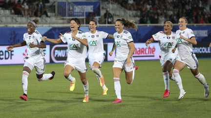 Les joueuses de l'OL célèbrent leur victoire contre le PSG à Auxerre le 9 août 2020 (JUAN SOLIZ / DPPI via AFP)