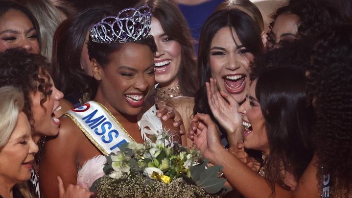 La gagnante du concours Miss France 2025, la Martiniquaise Angélique Angarni-Filopon, au Futuroscope de Poitiers, à Chasseneuil-du-Poitou (Vienne), le 15 décembre 2024. (ROMAIN PERROCHEAU / AFP)