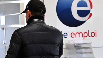 Un jeune homme&nbsp;dans une agence Pôle Emploi à Montpellier (Hérault), le 3 janvier 2019. (PASCAL GUYOT / AFP)