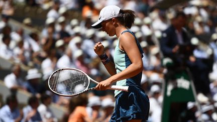 Iga Swiatek, lors de sa demi-finale à Roland-Garros&nbsp;face à Daria Kasatkina, le 2 juin 2022.&nbsp; (CHRISTOPHE ARCHAMBAULT / AFP)