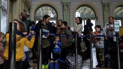 Des réfugiés ukrainiens dans la gare de Przemysl, en Pologne, le 7 avril 2022. (VALERIA MONGELLI / HANS LUCAS / AFP)