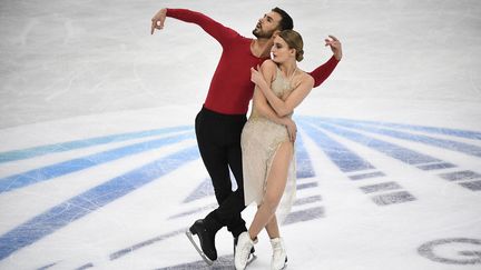 Guillaume Cizeron&nbsp;et Gabriella Papadakis lors du Grand Prix d'Italie, le 6 novembre 2021. (MARCO BERTORELLO / AFP)