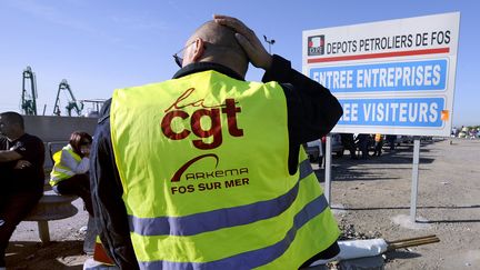 Grève à la raffinerie de Fos-sur-Mer (Bouches-du-Rhône) (photo d'illustration). (GERARD JULIEN / AFP)