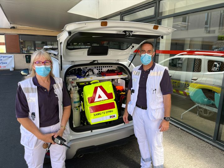 Nathalie Pichon, aide-soignante ambulancière, aux côtés de son binôme&nbsp;Cyril Barbeyrol, infirmier, devant le véhicule d'intervention. (BENJAMIN RECOUVREUR / RADIO FRANCE)