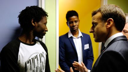 Emmanuel Macron lors de sa&nbsp;visite à Croisilles (Pas-de-Calais), le 16 janvier 2018, où a été ouvert l'un des trois Centres d'accueil et d'examen de situation (CAES) destinés aux migrants. (MICHEL SPINGLER / AFP)