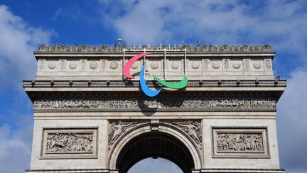 L'Arc de triomphe décoré des anneaux paralympiques, à Paris, le 4 juillet 2024. (RYOHEI MORIYA / YOMIURI / AFP)