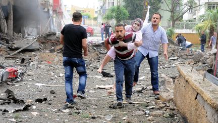 Une victime du double attentat est &eacute;vacu&eacute;e, le 11 mai 2013, &agrave;&nbsp;Reyhanli (Turquie). (CEM GENCO / ANADOLU AGENCY / AFP)