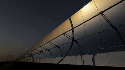 grâce à son réservoir de chaleur. Celui-ci contient des milliers de tonnes de sel fondu qui peuvent actionner les turbines à la nuit tombée ou lorsque le ciel est couvert, pendant environ 7 à 8 heures. Cette technique permet ainsi d’échapper à l’inconvénient premier de l'énergie solaire et de continuer à fonctionner quand le soleil n’est plus au rendez-vous. (REUTERS/Marcelo del Pozo)