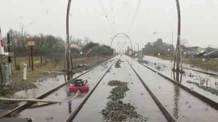 Le passage de la tempête Justine et les fortes pluies associées ont provoqué des inondations dans les Landes, et le trafic TGV reste perturbé dimanche. (CAPTURE ECRAN FRANCE 2)