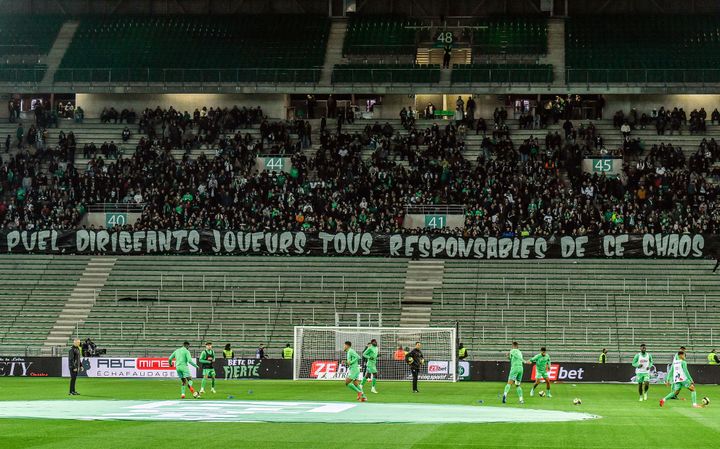 La banderole des supporters stéphanois déployée durant la rencontre entre Angers et Saint-Etienne à Geoffroy-Guichard, le 22 octobre 2021.&nbsp; (PHILIPPE DESMAZES / AFP)