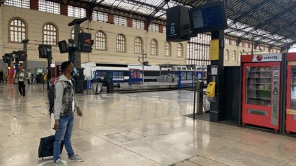 Un passager masqué dans la gare Saint-Charles à Marseille (Bouches-du-Rhône), le 23 mai 2020. (JULIEN PASQUALINI / RADIO FRANCE)