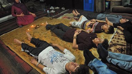 Amandine Roche,&nbsp;spécialiste des droits de l'homme auprès de l'ONU, assurant un cours de yoga à des jeunes à Kaboul, en Afghanistan, le 29 novembre 2011. (MASSOUD HOSSAINI / AFP)