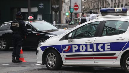 Illustration d'une voiture de police dans Paris. (OLIVIER BOITET / MAXPPP)