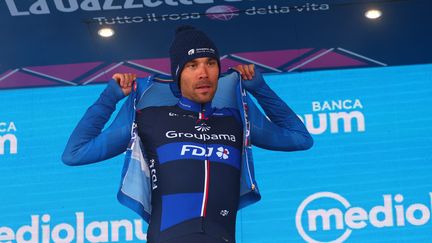 Thibaut Pinot célèbre son maillot de meilleur grimpeur au Giro d'Italie 2023, le 26 mai 2023. (LUCA BETTINI / AFP)