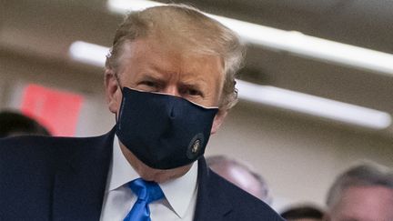 Le président américain Donald Trump porte un masque pour lutter contre la pandémie de Covid-19, le 11 juillet 2020 à Bethesda (Etats-Unis). (ALEX EDELMAN / AFP)