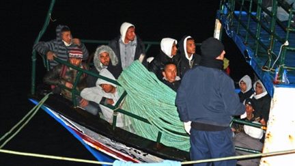 Arrivée sur l'île italienne de Lampedusa d'immigrants clandestins en provenance de Tunisie le 10 février (AFP/Mauro SEMINARA)