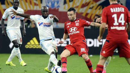 Mathieu Valbuena et Lassana Diarra au duel (FRANCK PENNANT / AFP)