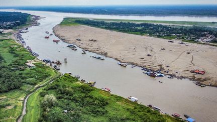 A Leticia, en Colombie, de nombreux petits bateaux sont échoués et de grandes îles de terre et d'herbe sont mises à nu par le bas niveau de l'eau, le 14 septembre 2024. (SANTIAGO RUIZ / AFP)