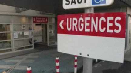 À l’hôpital de Mulhouse (Haut-Rhin), d'où s'exprime en direct la journaliste Ambrine Bdida, les places en réanimation sont déjà occupées depuis plusieurs jours. Mercredi 18 mars, six patients ont été évacués par l’armée dans le sud de la France. (FRANCE 2)