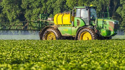 Un tracteur pulvérise des pesticides à Noyelles-sur-Mer (Somme), le 1er juin 2022. (BOUILLAND STEPHANE / HEMIS.FR / AFP)