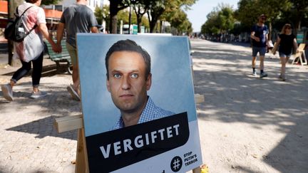 Une affiche avec une photo du leader de l'opposition russe Alexei Navalny,&nbsp;et&nbsp;le titre "Empoisonné", devant l'ambassade russe à Berlin, en Allemagne, lors d'une manifestation, le 23 septembre 2020. (ODD ANDERSEN / AFP)