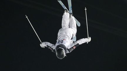 Perrine Laffont, spécialiste du ski de bosses, ici en plein saut.